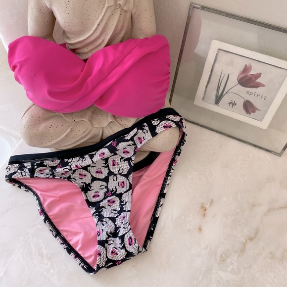 πHpπ Eye catching hot pink bandeau top and Marilyn Monroe images on bottom - Picture 1 of 3
